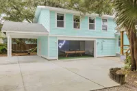 Haven & Hidden Grove Buyout 2 Homes - Walk to Beach Hot Tub, Game Room, Deck فنادق في Vilano Beach