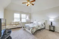 休斯頓地區的帶頂棚露台和寬敞庭院的家！