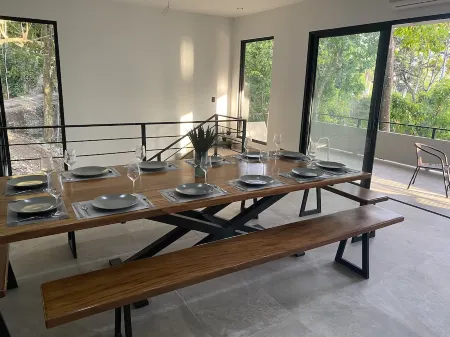 Hear the waves from either pools or patios, or walk to the beach, ocean views Отели рядом с достопримечательностью «Manuel Antonio»