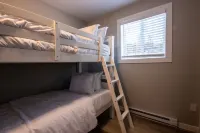 Modern 4 bedroom, 2 living room overlooking creek