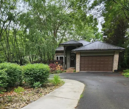 Spacious 5-bedroom house in South Asheville/Arden 4500sqft of fun, sleeps 10+ Отели в г. Ройал Пайнс