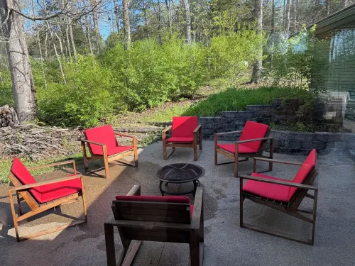 Willow Creek: Mid-Century Oasis Hotels in Franklin County