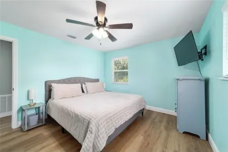 Multi Family waterfront house. Plenty of parking, close to springs.