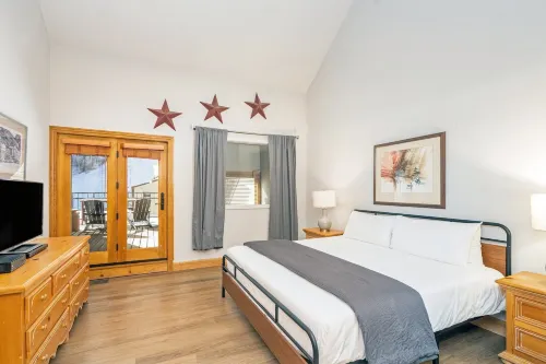 Ski in Out Lift 7! Deck, Hot Tub, Garage Parking Condo Hotels in Telluride