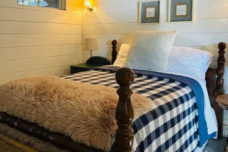 Cozy 2-bedroom Lakehouse on the South Bayou of Hamlin Lake