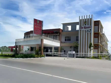 De Resort Hotel Отели в г. Mojosari