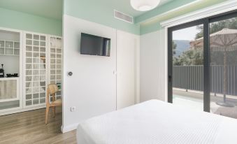 13 Keys Suites