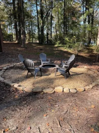 Peaceful 3 bedroom lakehouse w/private wooded lot. Отели рядом с достопримечательностью «North Georgia Premium Outlets»