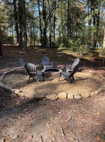 Peaceful 3 bedroom lakehouse w/private wooded lot.