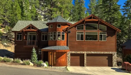 Heavenly Mountain Chalet - Skiing, Pets, Hot Tub