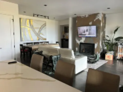 Modern 3-bedroom bungalow in peaceful Somers with great lake and mountain views 萊克賽德酒店