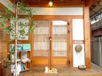 Jeonju Areumdaunjip Hanok Chaeheomgwan