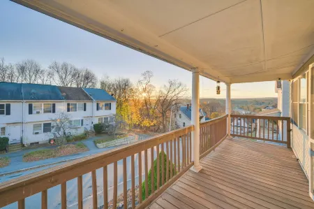 1 Mi to Downtown & Palladium: Worcester Getaway! Отели рядом с достопримечательностью «Worcester Historical Museum»