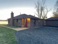 NEW Charming 3-bedroom cottage with Sandy Beach and Great Views Hotels in Delton