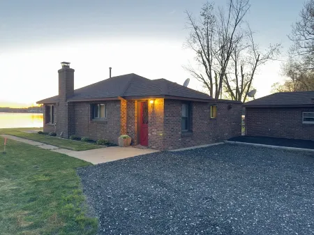 NEW Charming 3-bedroom cottage with Sandy Beach and Great Views