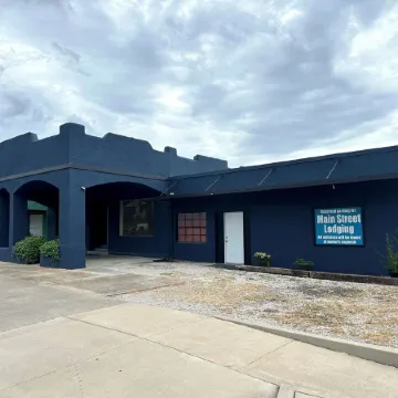 2 Br Large & Cozy Apartment, Front Door & Parking Both under Drive-Thru Carport