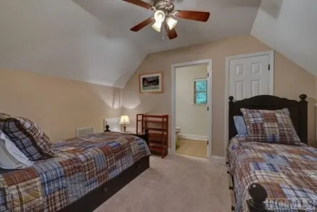 Newer Constructed Large Mountain Home in Luxury Gated Country Club w/hot tub Отели рядом с достопримечательностью «Sunrise Rock by Highlands-Cashiers Land Trust»