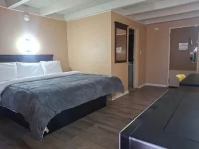 Hotel Weston Rfd Hotels near ALDI
