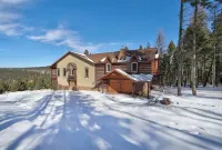 Spacious, Custom Built, Luxury Home Cabin with Hot Tub, Stunning Views,