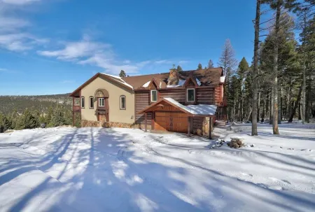 Spacious, Custom Built, Luxury Home Cabin with Hot Tub, Stunning Views,