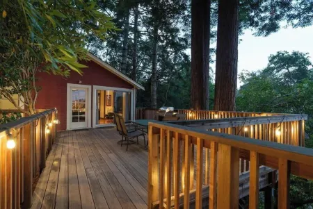 Lloyd's Lookout - Spacious 3 Bed Retreat with Stunning Bay Views