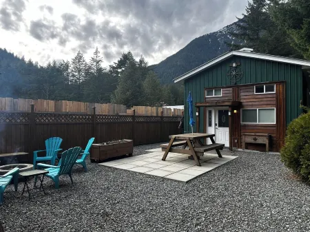 Private and cozy cabin with mountain views! Minutes away from historic Hope BC.