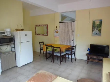 Breezy African Suite Отели рядом с достопримечательностью «Ред Хаус»