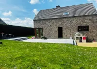 Quiet 5-bedroom house with garden and terrace Hotels in Gesves