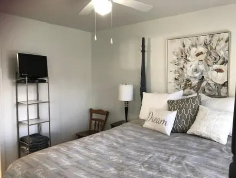 Townhome 2 bed, 2 bath, fenced backyard & garage Hotels in Central Point