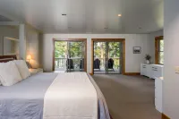 Stunning Waterfront Retreat with Hot Tub and Stone Fireplace - Enchanting Escape