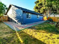 Charming 3- bedroom house with WiFi and AC in delightful Vancouver Hotels in Five Corners