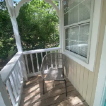 The Beulah Jane is a peaceful cabin on working farm in Glen Rose.