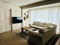 Bespoke 3-bedroom cottage with AC in vibrant Los Angeles near LAX/Sofi/Kia Forum