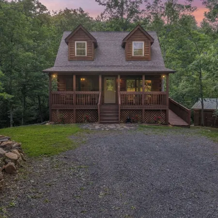 Creekside Cabin Retreat - Hot Tub, Treehouse, Fire Pit, Near Lost River WV