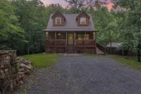 Creekside Cabin Retreat - Hot Tub, Fire Pit, Near Lost River WV