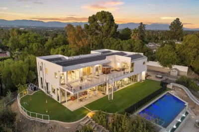 Luxe la Escape w/ Pool, Views & Game Room Alta Vista Estate by Avantstay Hotels near Warner Center Park