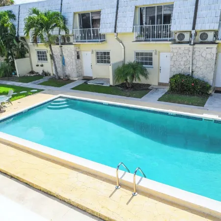 Vacation Lovers Blue Water Paradise: 2-bedroom condo with AC, WiFi in Freeport