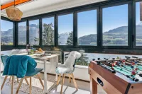 ReMo l 4 Seasons I Lake and Mountain View - 65" Smart TV I Bathtub I Foosball Table Hotels in Ingenbohl