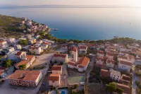 Villa 01 - Apartment 4 (4 + 2, 2nd floor) Hotels in Promajna