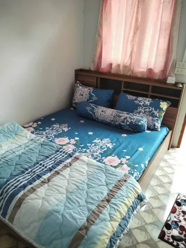 รูปภาพของห้องพักเตียงใหญ่แบบประหยัด มีแค่พัดลม และใช้ห้องน้ำด้านนอก