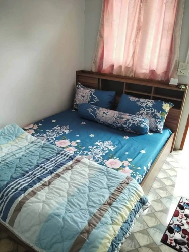 รูปภาพของห้องพักเตียงใหญ่แบบประหยัด มีแค่พัดลม และใช้ห้องน้ำด้านนอก