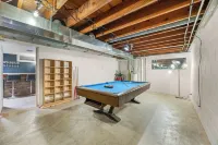 Roadmap Lodging: Bar & Chill, Centrally Located, Fenced Backyard