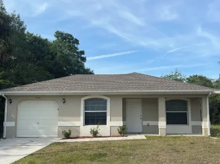 3-bedroom house in enjoyable Lehigh Acres with WiFi, AC