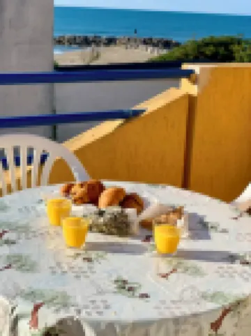 Apartment facing the beach