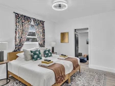 Ultimate Miami Escape w/ Pool - Ideal for Groups! Отели рядом с достопримечательностью «Ancient Spanish Monastery»