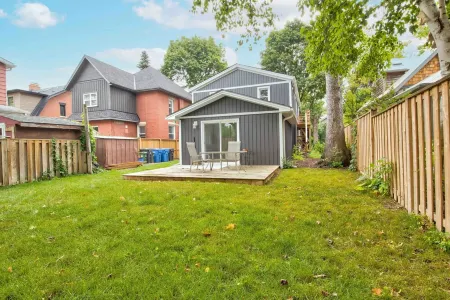 The Studio: bright, cozy, quiet Отели рядом со станцией Guelph VIA Rail Station