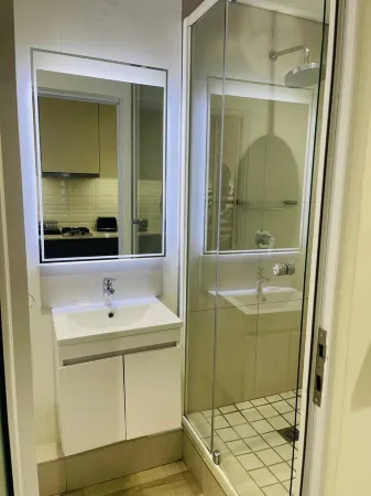 Spacious lodge in brilliant Polokwane with AC, WiFi Отели в г. Полокван