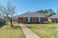 Charming, Convenient 3-bedroom Garden Home in Prattville; Great Location