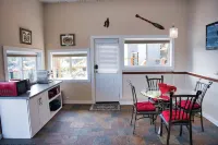 Amazing Views, Private, Spacious, Waterfront with Fire Table, Luxury Furniture.