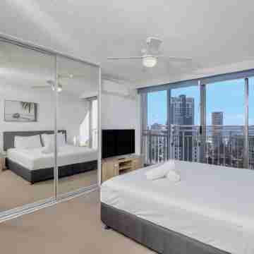 24th Level Stuning Ocean Views with Heaitng, Aircon & 2 Pools Rooms